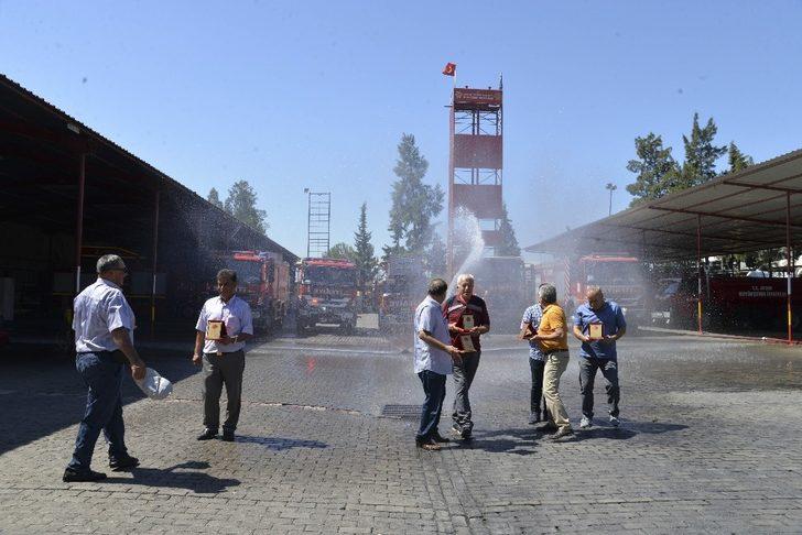 Emekli olan itfaiye personeline sulu uğurlama G2