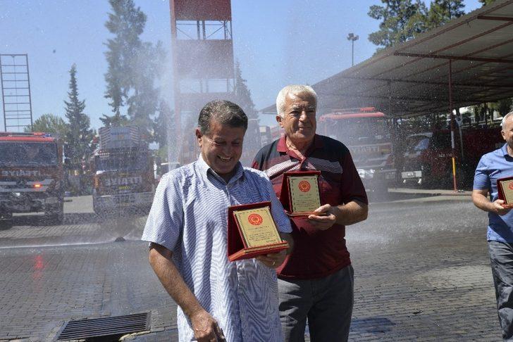 Emekli olan itfaiye personeline sulu uğurlama G3