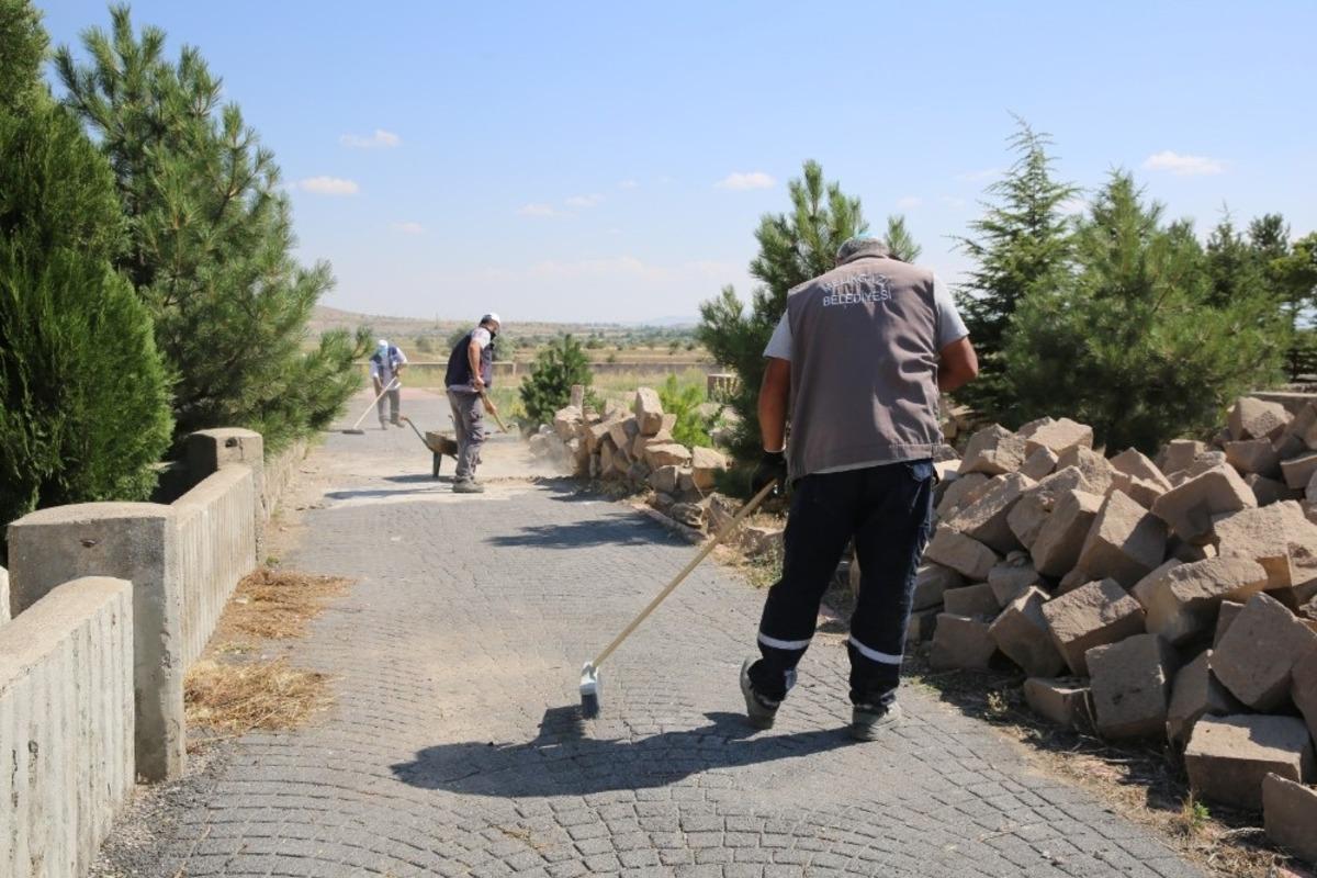 Melikgazi&rsquo;de bayram &ouml;ncesi mezarlıklar temizleniyor
