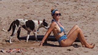 Ireland Baldwin'in plaj şıklığı