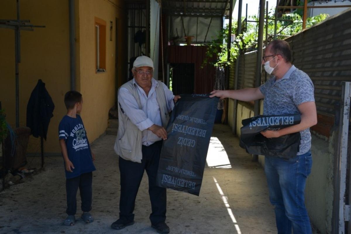 Gediz&rsquo;de &uuml;cretsiz kurban poşeti dağıtıldı