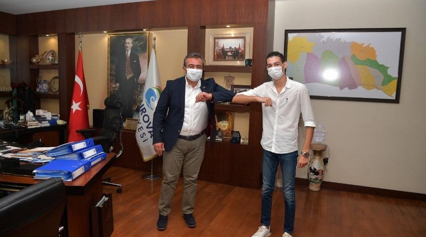 Başkan Çetin, kendisiyle tanışmak isteyen genci kırmadı