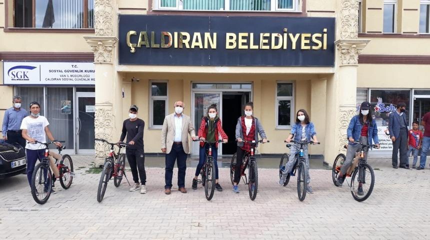 Başkan Esnari, şampiyon sporcuları ödüllendirdi