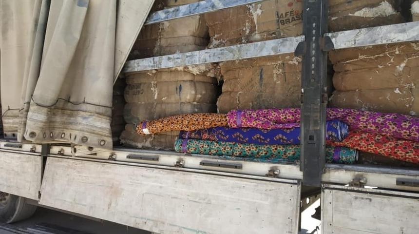 Pamuk balyalarının arasına gizlenen kumaş g&uuml;mr&uuml;ğe takıldı