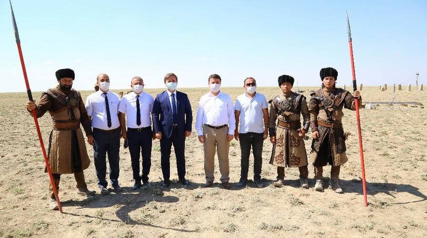 Vali Aydoğdu ve Başkan Din&ccedil;er film setinde