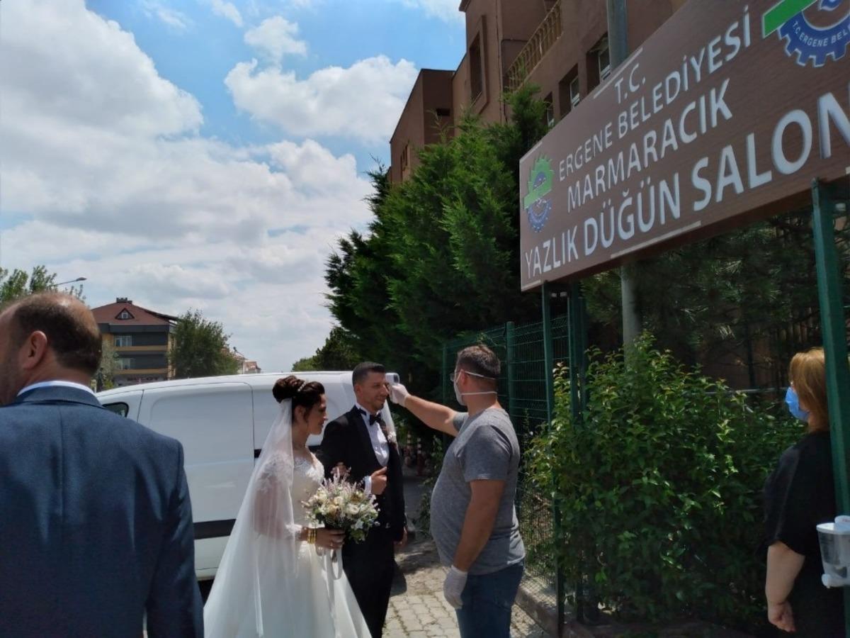D&uuml;ğ&uuml;n salonlarında vir&uuml;se karşı sıkı &ouml;nlem