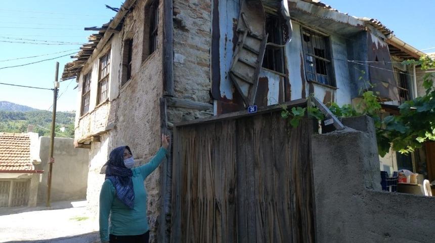 Buldan&rsquo;da yıkılmak &uuml;zere olan ev tehlike sa&ccedil;ıyor