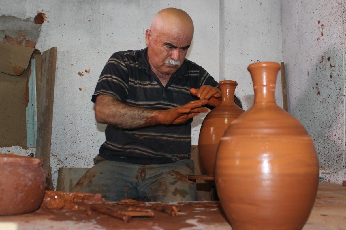 M&uuml;şteriye &lsquo;bardak yok&rsquo; demekten utandığı i&ccedil;in asırlık mesleği devam ettiriyor