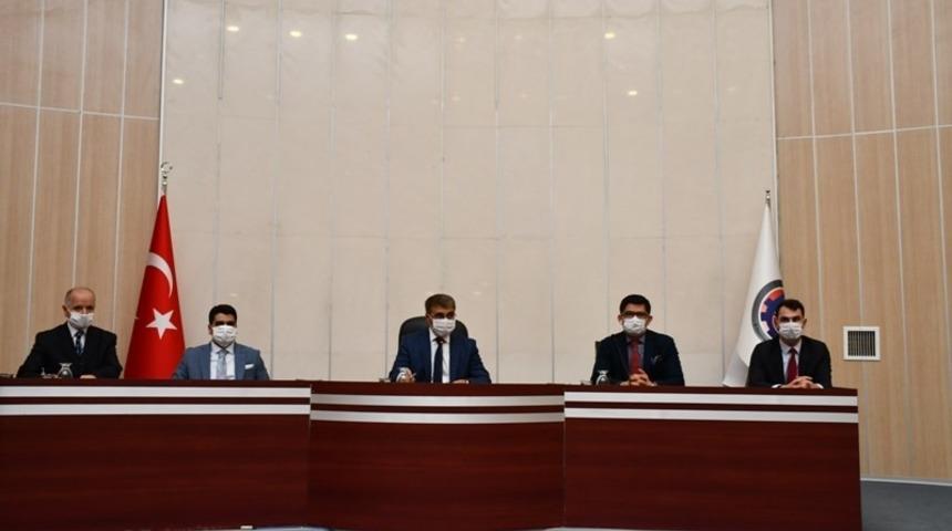 Vali G&uuml;rel muhtarlarla buluştu