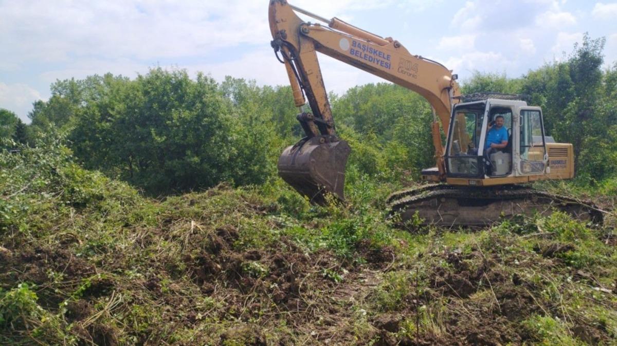 Başiskele Belediyesi dikenlik alanları temizliyor