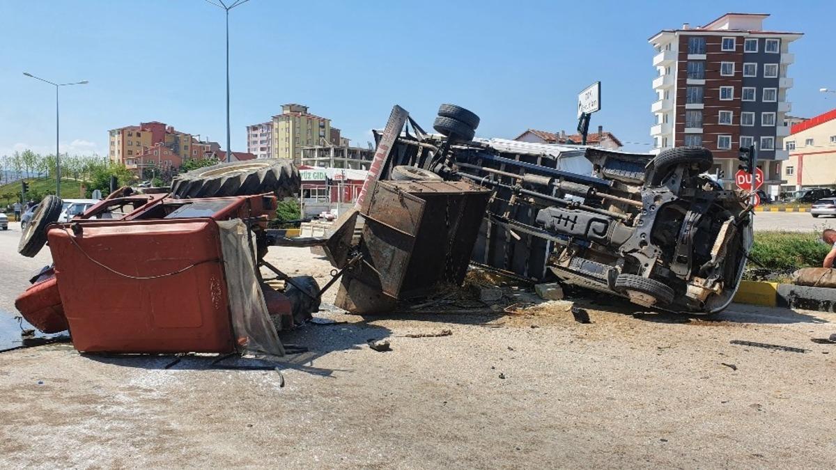 Kastamonu&rsquo;da kamyon ile trakt&ouml;r &ccedil;arpışarak devrildi: 2 yaralı
