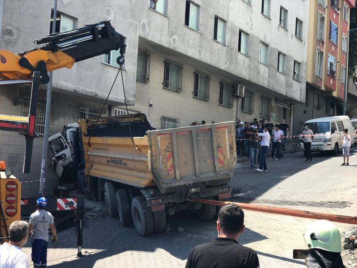 Hafriyat kamyonu dehşet saçtı! 6 araca ve duvara çarparak durabildi G1