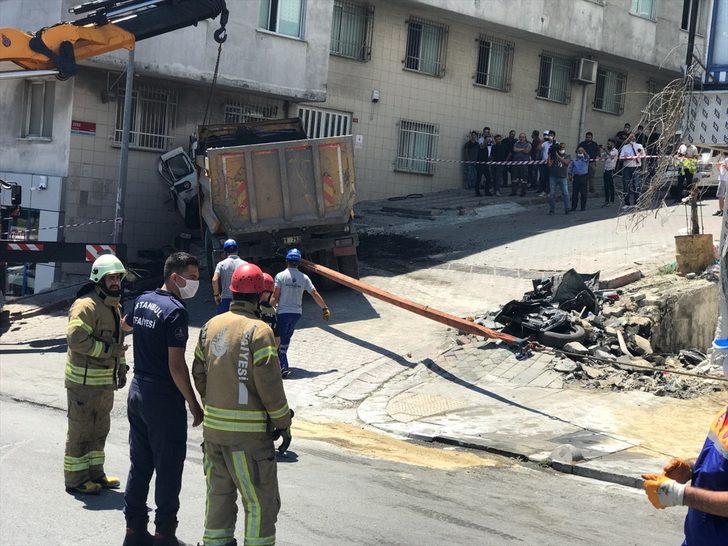 Hafriyat kamyonu dehşet saçtı! 6 araca ve duvara çarparak durabildi G2