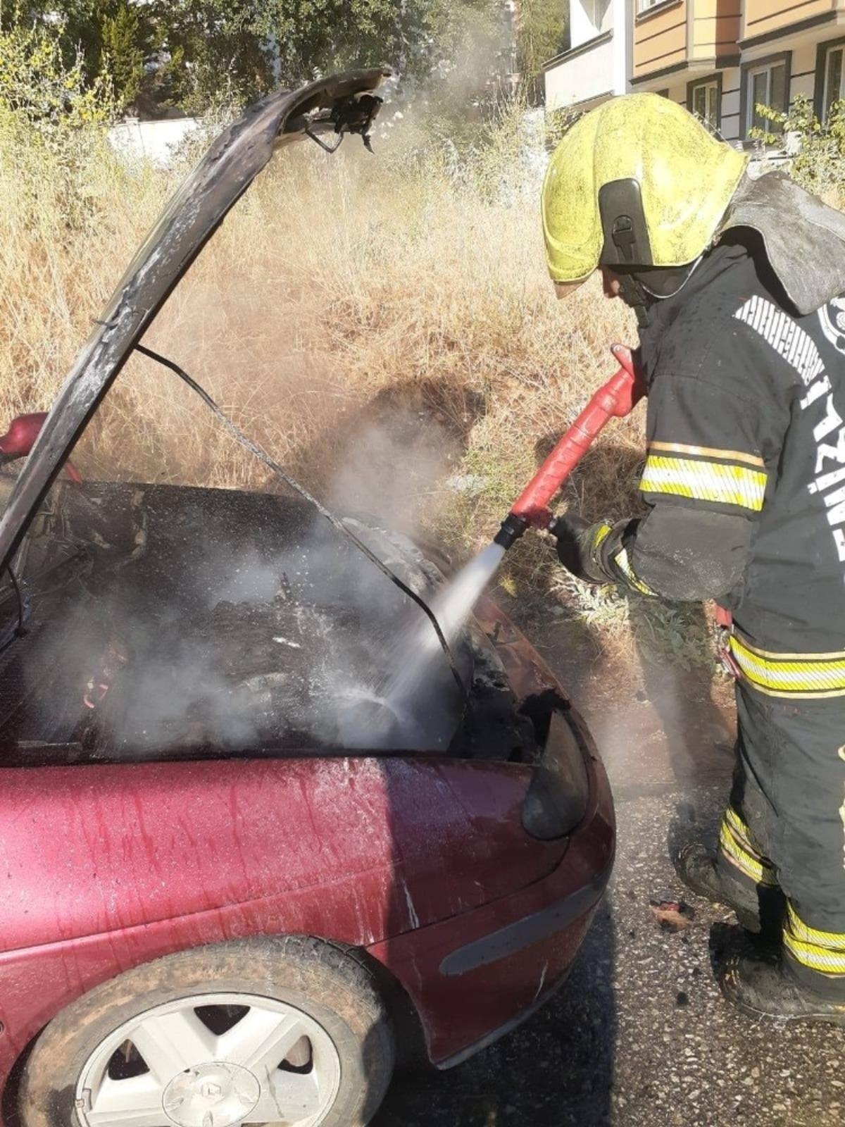 Park halindeki otomobilde yangın &ccedil;ıktı