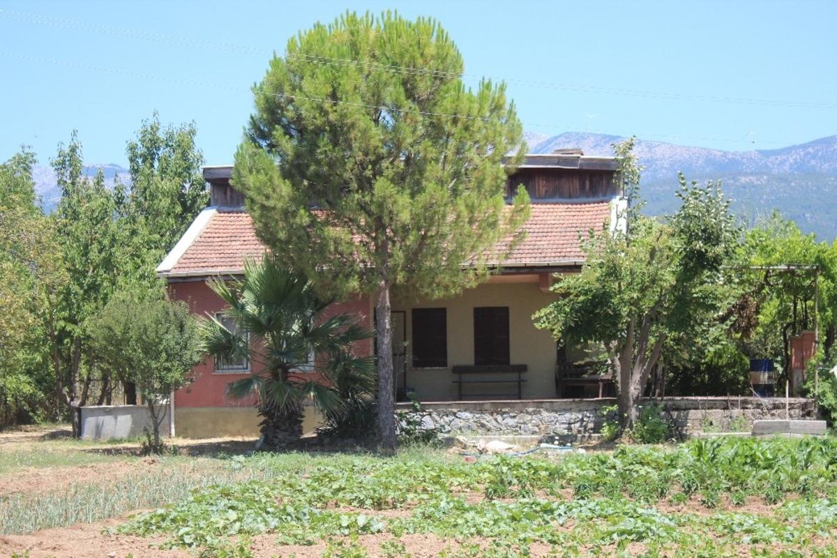 İşte Pınar G&uuml;ltekin&rsquo;in &ouml;ld&uuml;r&uuml;ld&uuml;ğ&uuml; ev! O izler hala duruyor