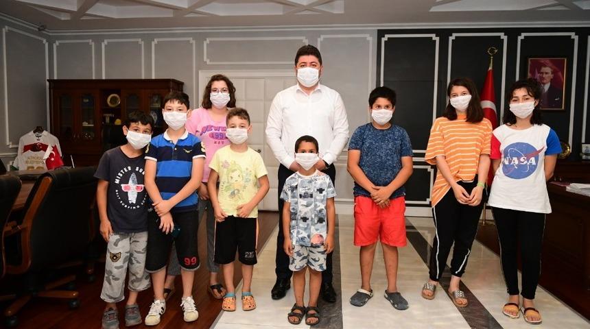 Başkandan &ccedil;ocuklara s&uuml;rpriz