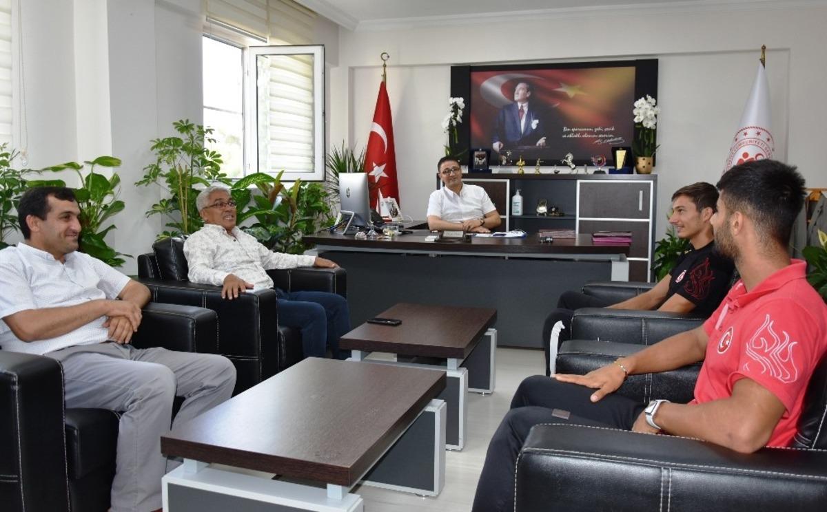 Demir, rekortmen atletleri kabul etti