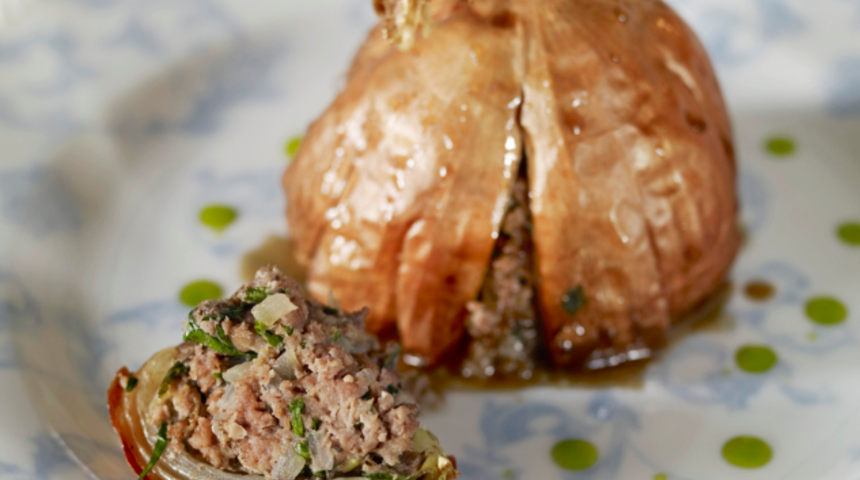 Bu tarifi kimse hatırlamıyor! Lezzetiyle herkesi kendine aşık eden etli soğan dolması tarifi...