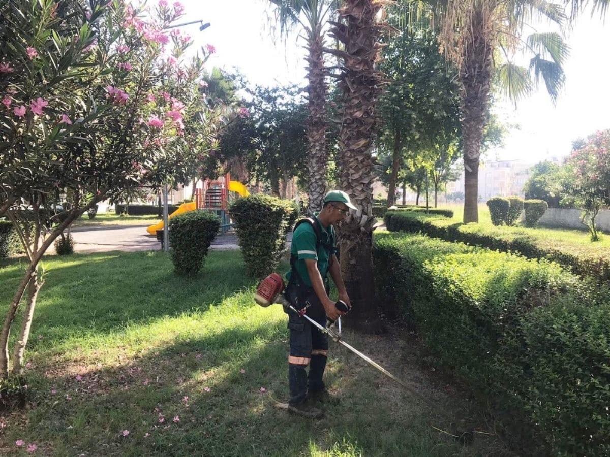 Ceyhan&rsquo;da park ve bah&ccedil;eler temizleniyor