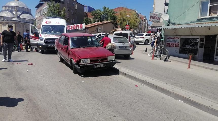 Otomobilin &ccedil;arptığı motosiklet s&uuml;r&uuml;c&uuml;s&uuml; yaralandı