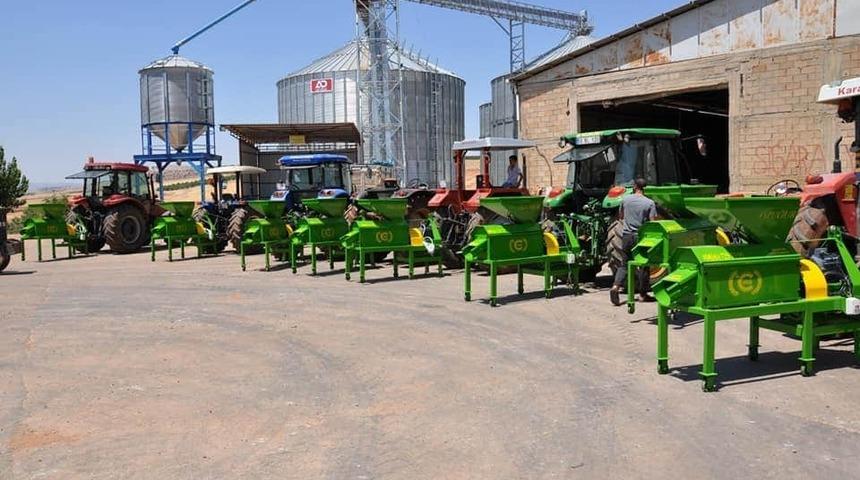 Besni&rsquo;de &ccedil;ift&ccedil;ilere badem kabuğu soyma makinesi dağıtıldı