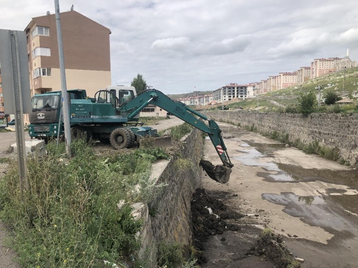 Kars&rsquo;ta DSİ dereleri temizliyor