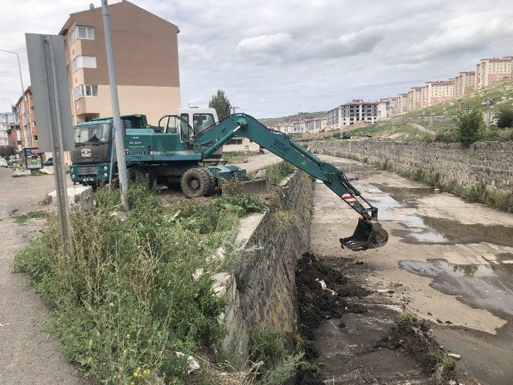 Kars’ta DSİ dereleri temizliyor G2