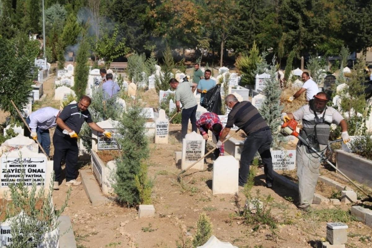 Şehir mezarlığında bayram temizliği