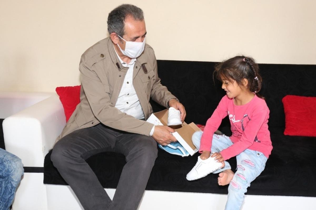 Başkan Tanış, bayram &ouml;ncesi &ccedil;ocukların y&uuml;z&uuml;n&uuml; g&uuml;ld&uuml;rd&uuml;