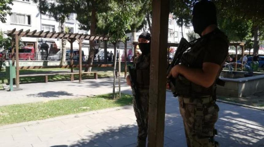 Bayrampaşa'da silahlı &ccedil;atışma! Yaralılar var