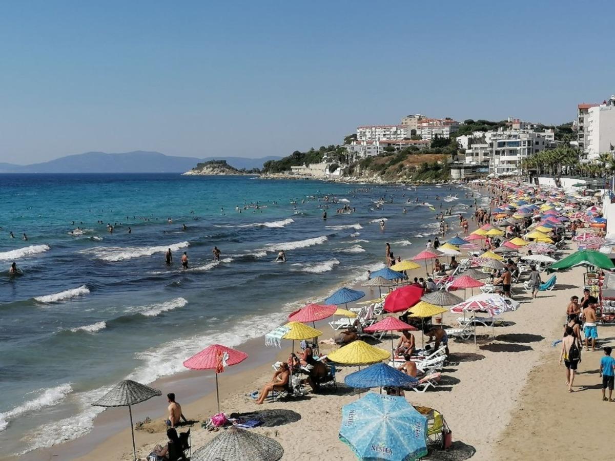 Kuşadası&rsquo;nda sıcak havanın etkisiyle plajlar doldu taştı