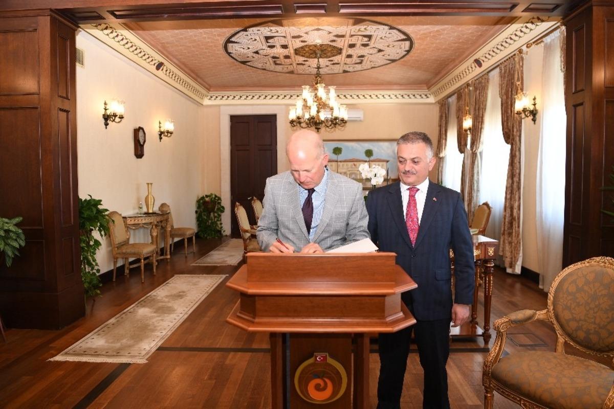 B&uuml;y&uuml;kel&ccedil;i Chilcott&rsquo;tan Vali Yazıcı&rsquo;ya ziyaret