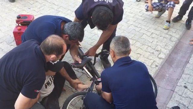 Ayağı pedala sıkıştı yardımına itfaiye koştu