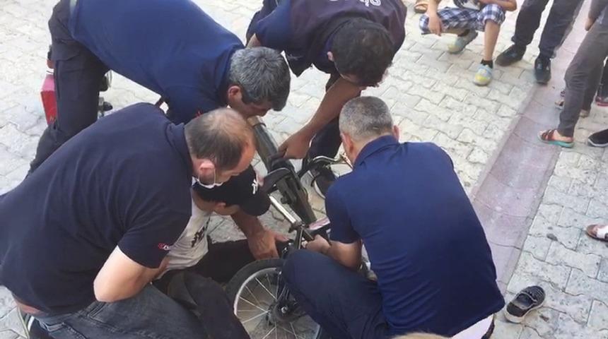 Ayağı pedala sıkıştı yardımına itfaiye koştu