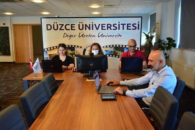 Düzce Üniversitesi Sanal Fuarda yabancı uyruklu öğrencileri bilgilendirdi