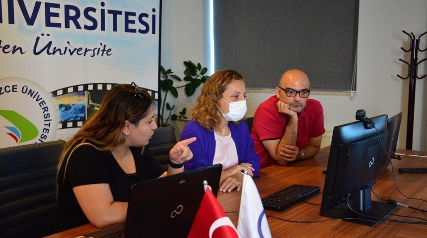 D&uuml;zce &Uuml;niversitesi Sanal Fuarda yabancı uyruklu &ouml;ğrencileri bilgilendirdi