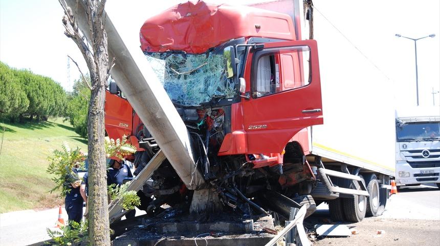TEM Otoyolu'nda feci kaza! Yön tabelasını devirdi