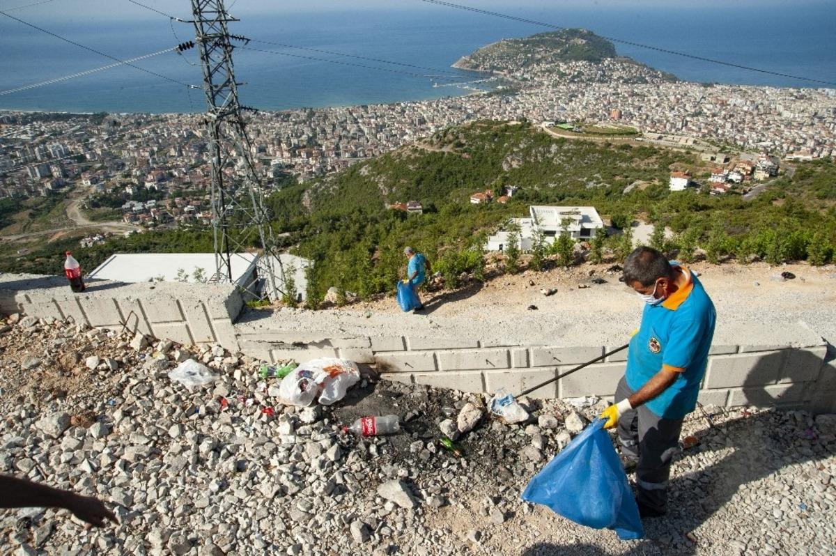 Alanya Belediyesi temizlik &ccedil;alışmalarını s&uuml;rd&uuml;r&uuml;yor