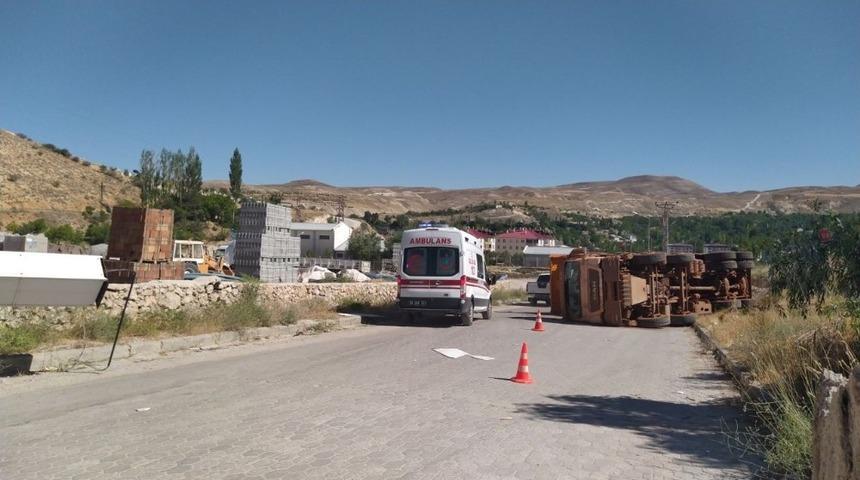 Tamir etmek istediği kamyonun altında kalan s&uuml;r&uuml;c&uuml; yaralandı