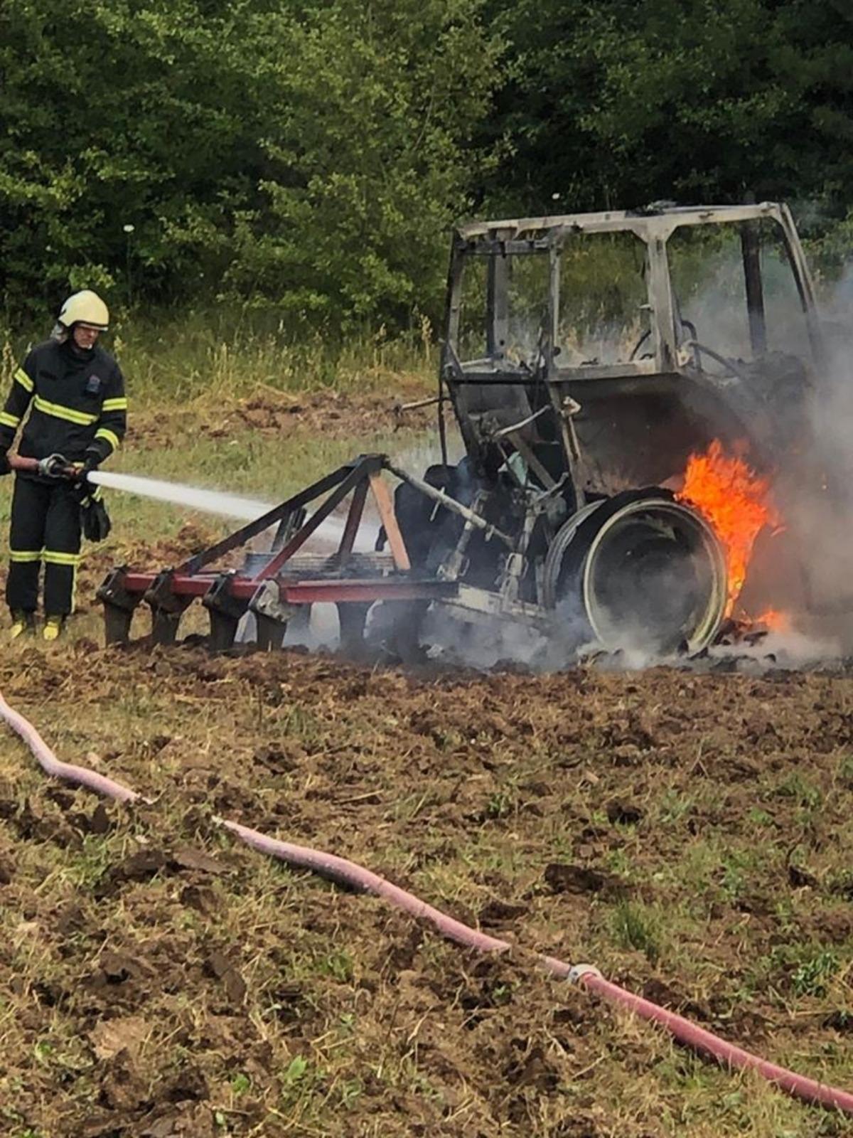 Tarla s&uuml;rerken yanan trakt&ouml;r k&uuml;le d&ouml;nd&uuml;