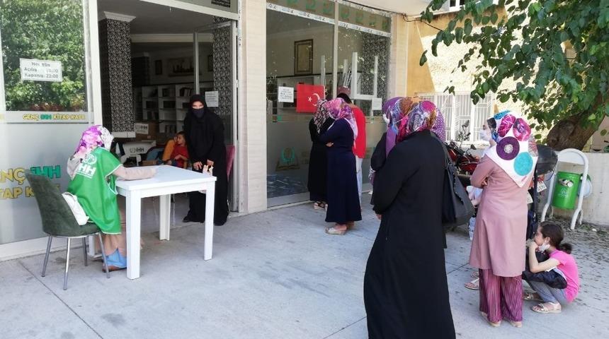 İHH, yetim ve ihtiyaç sahibi çocuklara bayramlık dağıttı