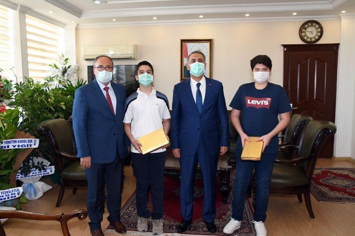 Vali Mahmut Çuhadar LGS şampiyonlarını ödüllendirdi G1