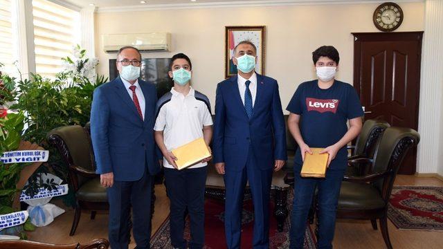 Vali Mahmut Çuhadar LGS şampiyonlarını ödüllendirdi