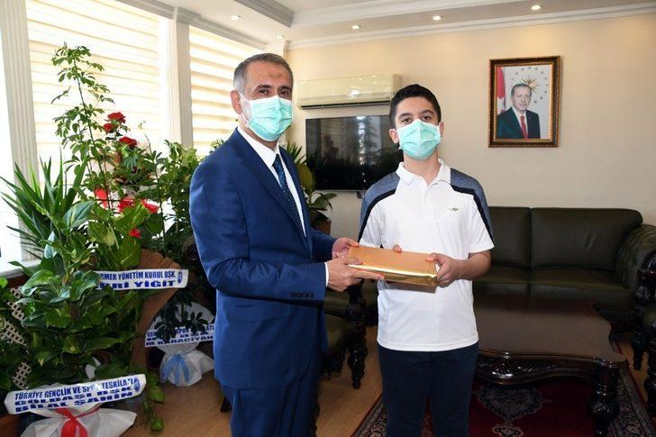 Vali Mahmut Çuhadar LGS şampiyonlarını ödüllendirdi G2