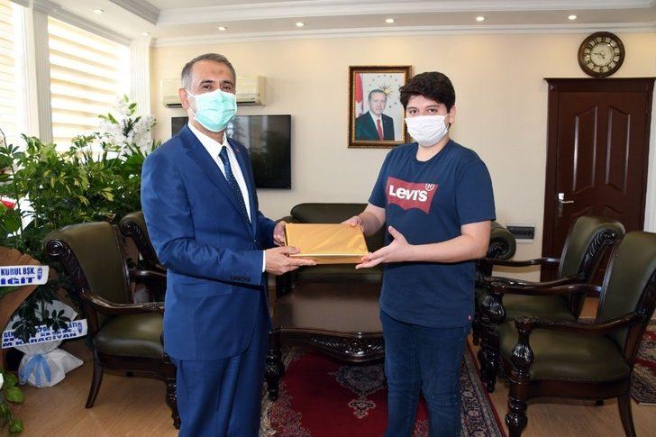 Vali Mahmut Çuhadar LGS şampiyonlarını ödüllendirdi G3