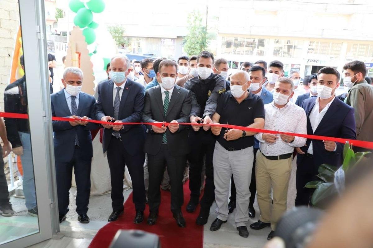 Vali Akbıyık, oto alım satımı yapan iş yerinin a&ccedil;ılışını yaptı