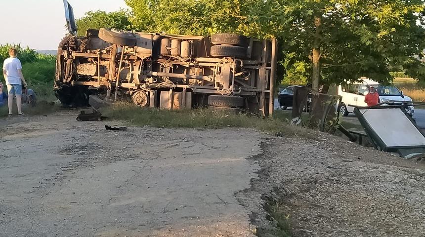 Kocaeli&rsquo;de kamyon ve otomobil &ccedil;arpıştı: &Ouml;l&uuml; ve yaralılar var