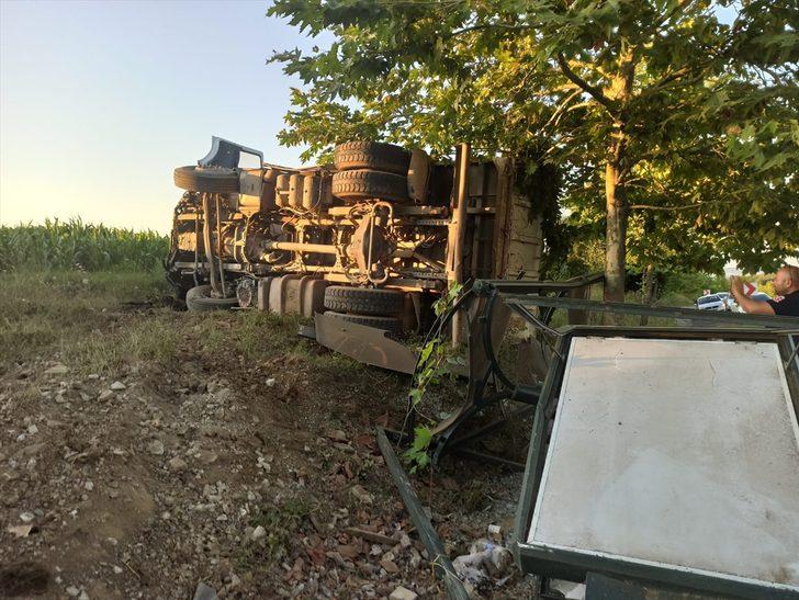 GÜNCELLEME 2 - Kocaeli'de kamyonla çarpışan otomobildeki 5 kişi hayatını kaybetti G3