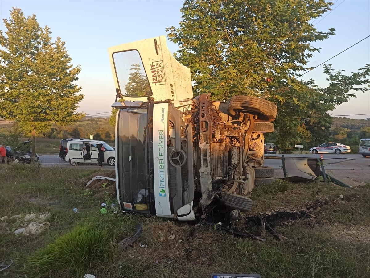 G&Uuml;NCELLEME 2 - Kocaeli'de kamyonla &ccedil;arpışan otomobildeki 5 kişi hayatını kaybetti