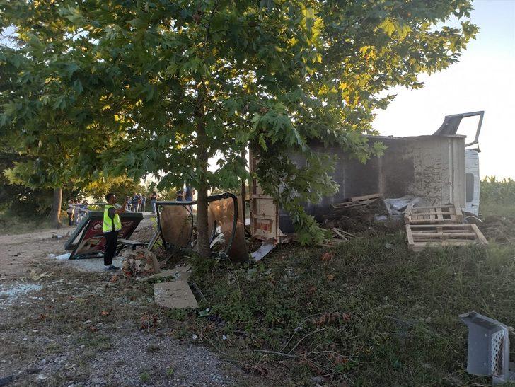 GÜNCELLEME 2 - Kocaeli'de kamyonla çarpışan otomobildeki 5 kişi hayatını kaybetti G2